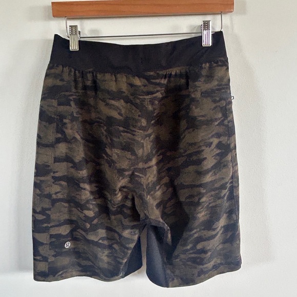 lululemon athletica Men's Camouflage Shorts - Black and Brown small - Picture 9 of 10
